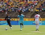 El delantero José Fajardo celebra uno de sus dos goles anotado a Aucas por la Liga Pro