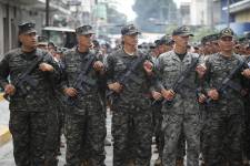 IMAGEN REFERENCIAL. Militares participan en un ensayo para el desfile de investidura presidencial este viernes, en el centro de San Salvador (El Salvador).
