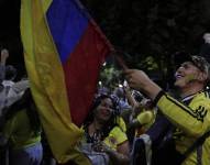 Aficionados de la selección colombiana en Bogotá celebran el paso a la final de la Copa América.