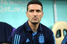 El entrenador Lionel Scaloni dirigiendo un partido de la selección de Argentina