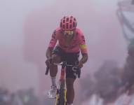 El ciclista ecuatoriano del equipo EF Education-EasyPost Richard Carapaz cruza la meta de la decimosexta etapa de la Vuelta ciclista a España