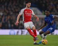 Declan Rice (i) disputa el balón con Moisés Caicedo (d) en el duelo entre el Arsenal y Chelsea.