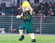 Bananerito, mascota de Orense, bailando en la previa de un partido