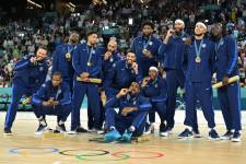 Los jugadores de baloncesto de Estados Unidos lucen su medalla de oro en los Juegos Olímpicos de París 2024