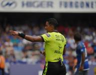 El árbitro Juan Carlos Andrade en el partido entre Emelec y Liga de Quito por Liga Pro