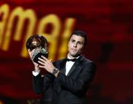 Rodri Hernández posa con el trofeo del Balón de Oro