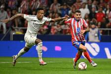 Ángel Correa elude la marca de Eder Militado por el derbi madrileño