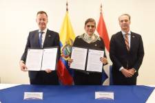 Firma del convenio entre Ecuador y Países Bajos.