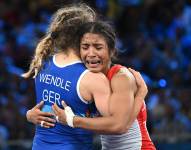 Lucía Yamileth Yepez Guzmán, de Ecuador, abraza a su oponente derrotada, Annika Wendle, de Alemania, después de su semifinal de lucha libre femenina de 53 kg en el Champ-de-Mars Arena durante los Juegos Olímpicos de París 2024.