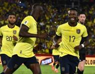 Jugadores de la selección ecuatoriana de fútbol, celebrando un gol.