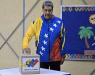 El presidente venezolano y candidato presidencial, Nicolás Maduro, vota durante las elecciones presidenciales en Caracas el 28 de julio de 2024.