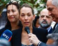 La hija de Edmundo González Urrutia, Carolina González (c), y el ex alcalde de Caracas Antonio Ledezma (d), participan en una concentración convocada en la Plaza de las Cortes en Madrid para reivindicar la victoria en los comicios del pasado 28 de julio de Edmundo González Urrutia, que el domingo llegó exiliado a España.