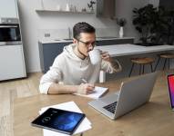 Imagen referencial de un hombre trabajando en su computadora.