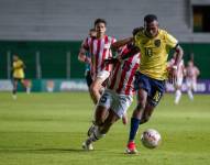 Justin Lerma conduce el balón ante la marca de Aldo Sanabria en la final del Sudamericano Sub 15