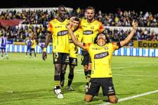 Jugadores de Barcelona SC celebrando un gol.