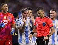 Los jugadores argentinos reclaman al ábitro Andrés Matonte durante el encuentro con Ecuador en los cuartos de final de la Copa América 2024.