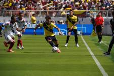 Jeremy Sarmiento conduce el balón en el partido ante Venezuela por Copa América 2024