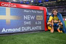 Armand Duplantis celebrando su récord mundial.