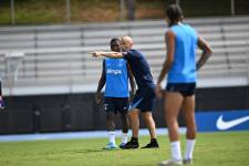 Enzo Maresca junto a Moisés Caicedo, durante los entrenamientos de pretemporada del Chelsea.