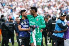 El portero de Liga de Quito, Alexander Domínguez, y el volante de IDV, Cristian Zabala, se abrazan al término del partido