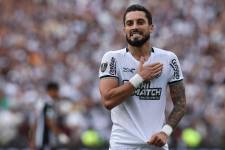 Alex Telles celebra su gol contra Atlético Mineiro por la final de la Copa Libertadores