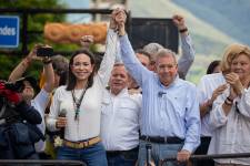 Machado y Edmundo González en una caravana.