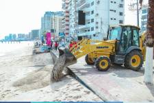 Manabí y Santa Elena se preparan para el feriado de Año Nuevo tras el oleaje