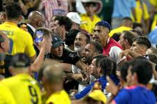 Jugadores de Uruguay se pelean con la hinchada de Colombia