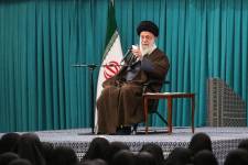 La Constitución de Irán le da al ayatolá Jamenei la última palabra en los asuntos de Estado.