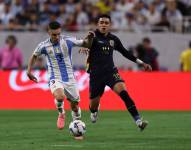 Kendry Páez ante la marca de Nicolás Tagliafico por los cuartos de final de la Copa América