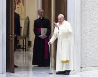 El papa llega a la audiencia general en el aula Pablo VI del Vaticano.