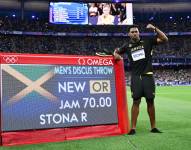 Roje Stona celebrando su medalla de oro y nuevo récord.