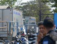 Fotografía de carros de medicina legal en la entrada de la Penitenciaría del Litoral, este martes 12 de noviembre en Guayaquil.