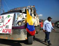 Un camionero participa en una movilización contra el Gobierno de Colombia por el anuncio del alza del combustible, este viernes en Cali (Colombia).