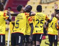 Jugadores de Barcelona SC celebrando su gol.