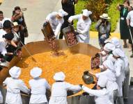La capital manabita organizó un evento para convocar a los chefs y preparar la gigantesca sopa.