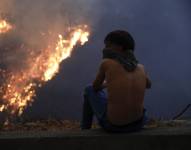 Un joven observa un incendio forestal este martes, en el sector de Guápulo en Quito.