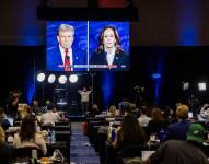 La vicepresidenta y aspirante demócrata, Kamala Harris, y el expresidente republicano Donald Trump durante el debate en Filadelfia.