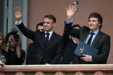 El presidente de Francia, Emmanuel Macron, y su homólogo argentino, Javier Milei.