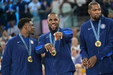 Lebron James celebrando su medalla de oro junto a sus compañeros.