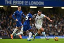 Moisés Caicedo fue titular con el Chelsea ante el Aston Villa por la fecha 13 de la Premier League