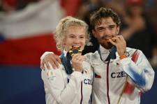 Katerina Siniakova y Tomas Machac ganaron medalla de oro en dobles mixtos en los Juegos Olímpicos de París 2024