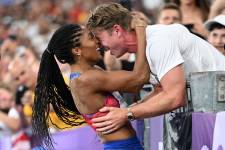 Tara Davis celebra su medalla de oro con su pareja, Hunter Woodhall en los Juegos Olímpicos de París 2024