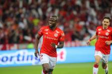 Enner Valencia celebra su gol contra Flamengo por la fecha 17 del Brasileirao.