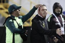 Javier Aguirre (d) fue herido por un objeto lanzado desde las gradas de los hinchas de Honduras.