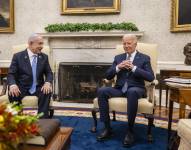 El primer ministro israelí, Benjamin Netanyahu, habla con el presidente estadounidense, Joe Biden.