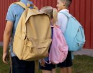 Imagen ilustrativa: Niños cargando mochilas.