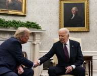 El presidente de Estados Unidos, Joe Biden (derecha), y el presidente electo Donald Trump durante una reunión en la Oficina Oval de la Casa Blanca en Washington.