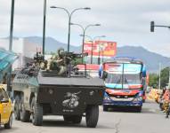Imagen de archivo de militares recorriendo las calles de Portoviejo en una tanqueta.