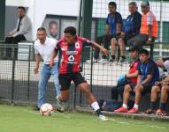 Jostin Chinchande conduce el balón en el partido entre Deportivo Quito y Cantera Orense